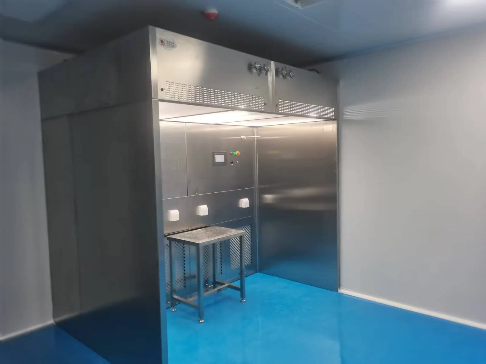 Compact dispensing booth in a blue-floor cleanroom