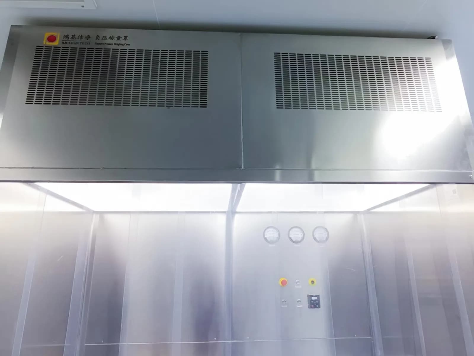 Negative pressure booth with integrated weighing area