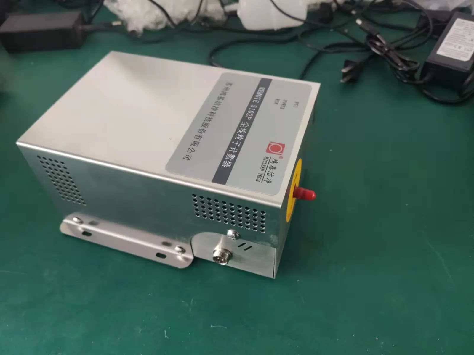 Remote particle counter unit on an assembly bench