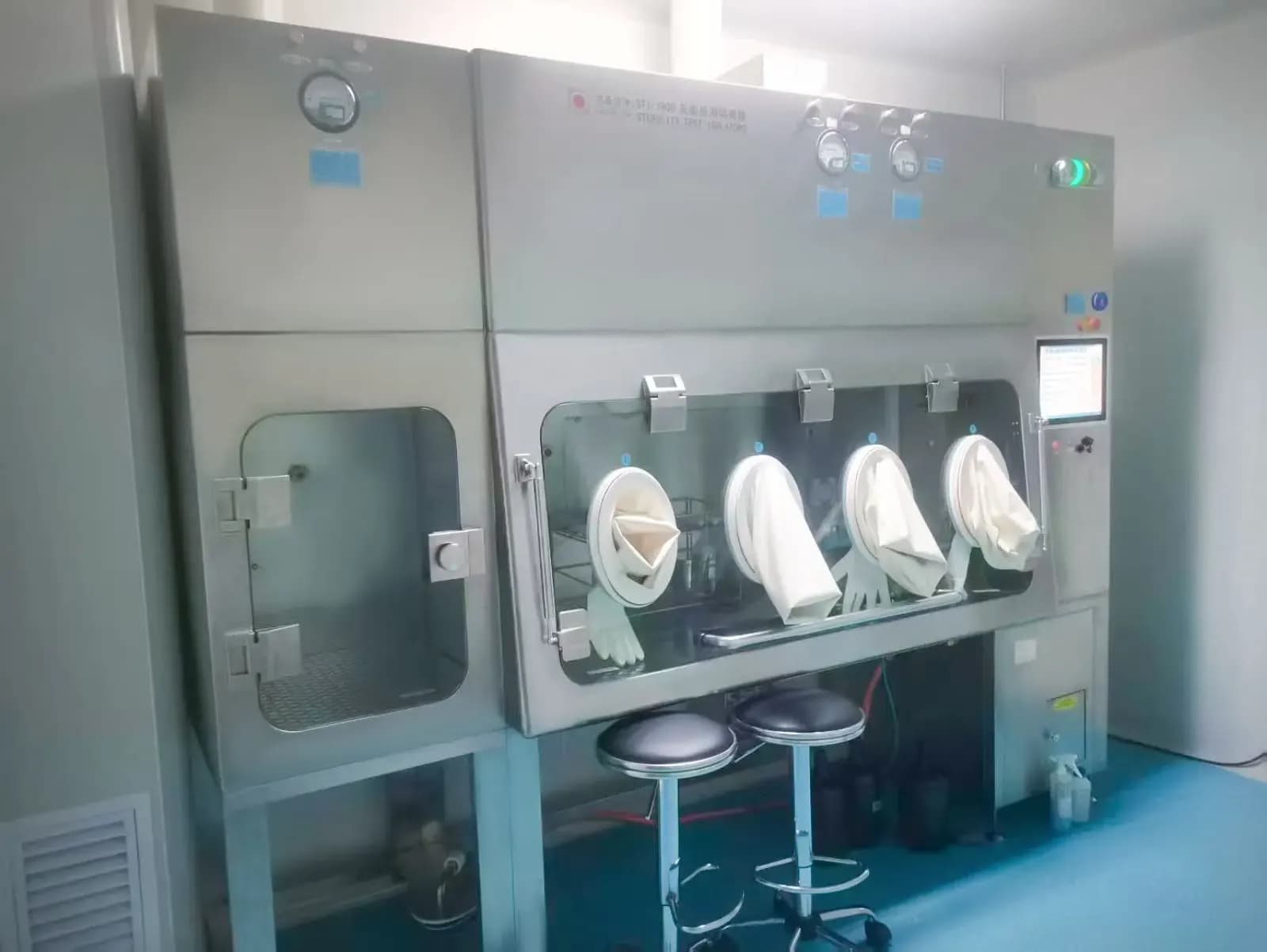 Glove-port working chamber inside a sterile test isolator